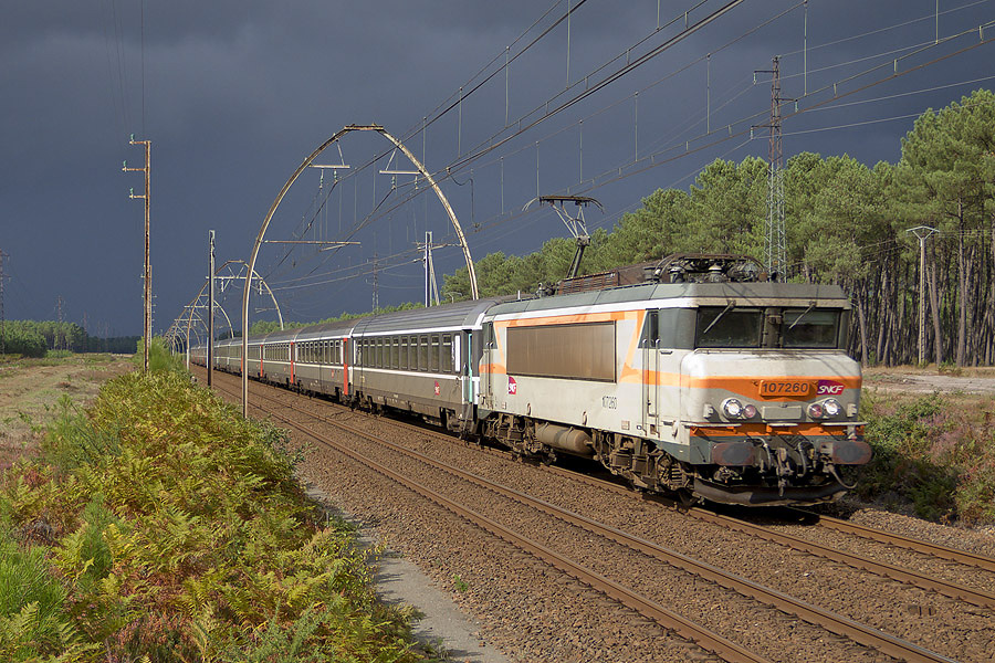 Entre 2 averses et avec un beau rayon de soleil, voici la BB 7260 sur un Pélerin, ce train est vu entre Morcenx et Dax et il va à Lourdes, le 13.09.2008.jpg